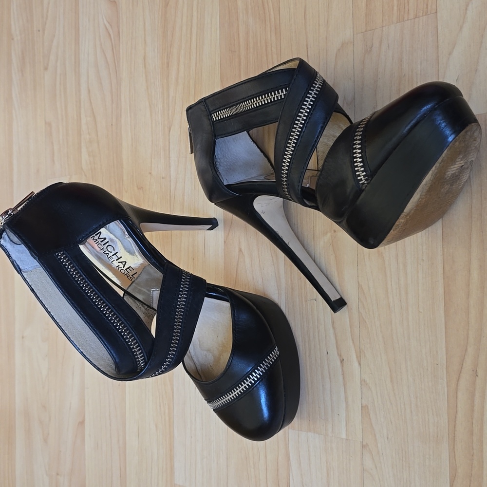 Michael Michael Kors Black Leather Strap Zipper Detail Platform Heels Size 5.5